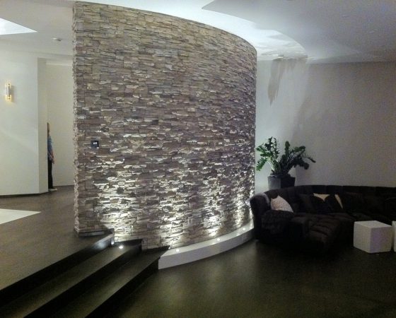 Innenraumgestaltung: Wand zum Eyecatcher umgestaltet incl. LED-Lichtkonzept