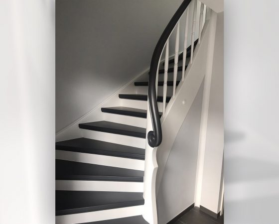 Treppenlackierung: Altbau – Holztreppe nach Umlackierung