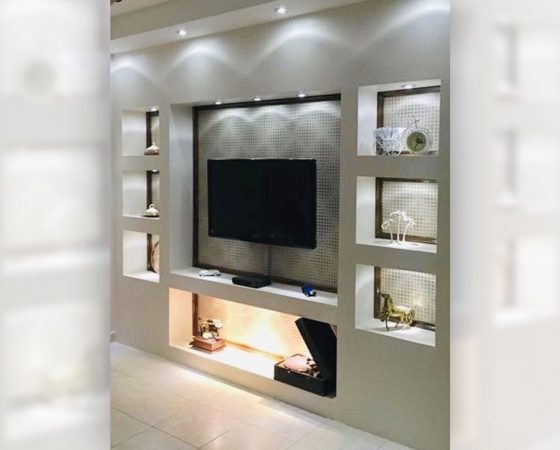 Innenraumgestaltung: Highlight im Wohnzimmer TV-Wand mit Licht Design
