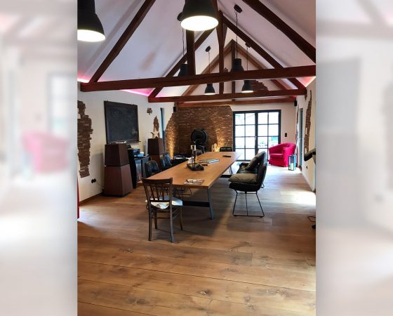 Innenausbau: Umgestaltung einer Scheune mit modernen Wand- und Lichteffekten