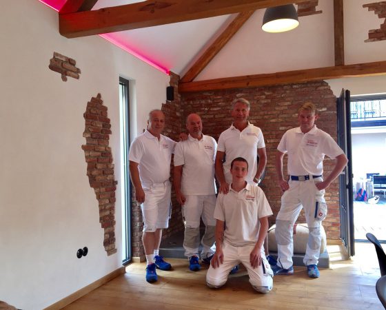 Innenausbau: Umgestaltung einer Scheune durch unser Team – Decken-, Wand,- Fußboden- und Lichtgestaltung