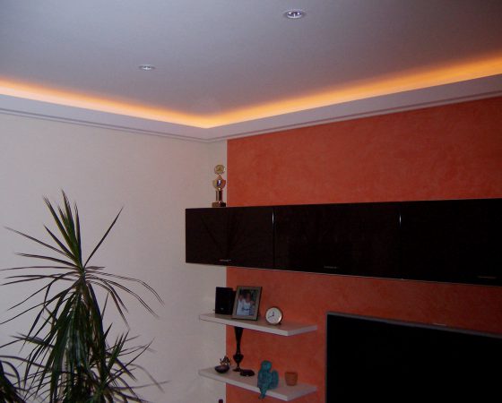 Innenraumgestaltung: Wohnzimmer mit Akzentwand und Lichtleiste