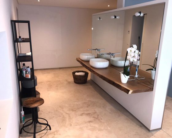 Innenraumgestaltung und Malerarbeiten: Badezimmer mit Lehmputz, abgehängter Decke, Trockenbau-Spiegeltrennwand zu WC und Dusche und Beleutungskonzept