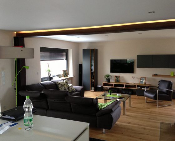 Innenraumgestaltung: Wohnzimmer mit Decken-, Wand- und Bodenneugestaltung