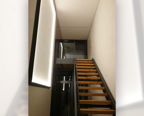 Lackierarbeiten: Auf Kundenwunsch beleuchteter Bilderrahmen entworfen, gebaut, lackiert, Beleuchtungsystem eingebaut