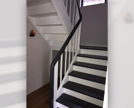 Lackierarbeiten: Sanierte, neu lackierte Holztreppe aus Altbestand