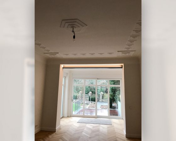 Malerarbeiten: Altbausanierung – Wand- und Stuckrekonstruktion Wohnzimmer