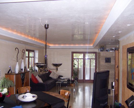 Kalk-Spachteltechnik und Lichtdesign: Wohnzimmer mit venezianischer Spachteltechnik